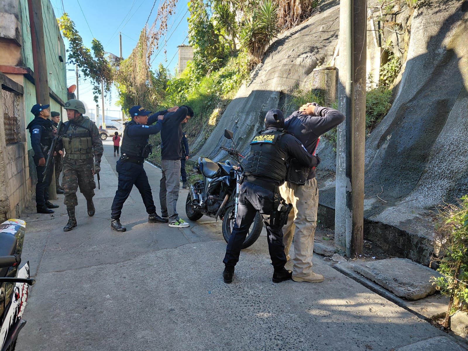 PNC y Ejército ingresan a asentamientos de zona 18 como parte del estado de sitio