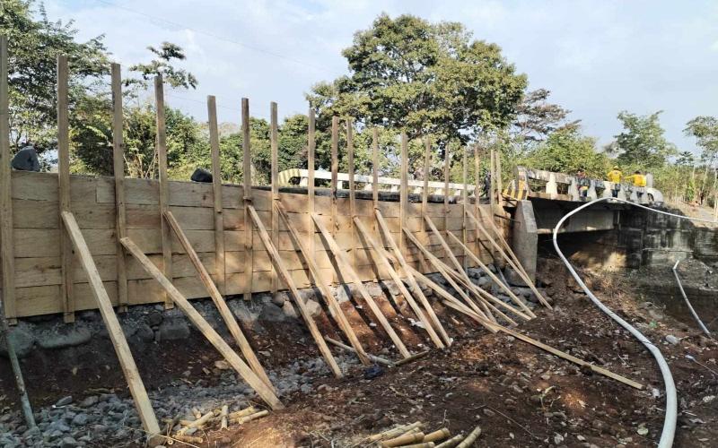 Covial refuerza puente Cantel con muros en los aproches./Foto: Covial.