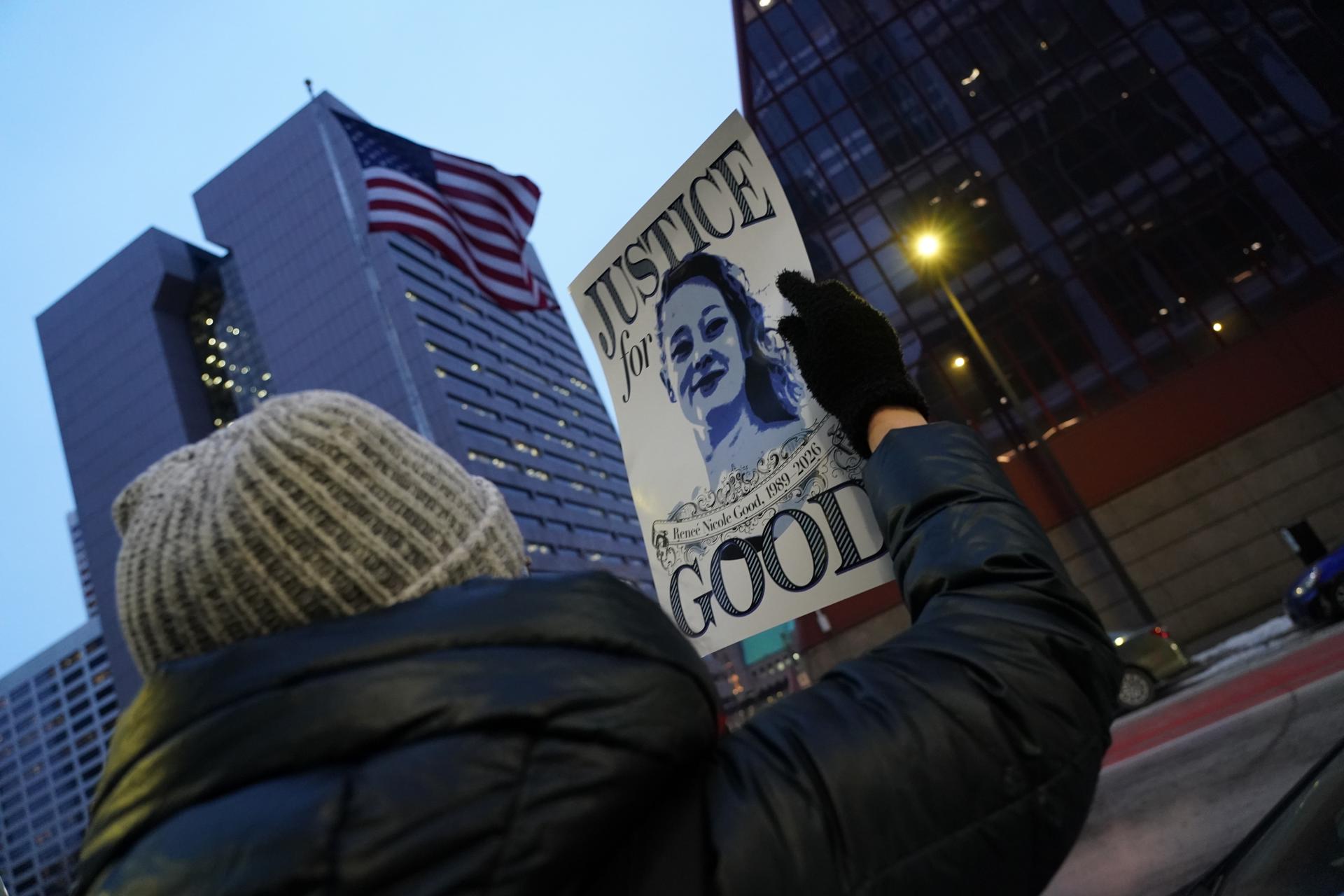 Manifestantes exigen retirada de ICE en Minneapolis exigiendo justicia por Alex Pretti y Renee Good. / Foto: EFE.