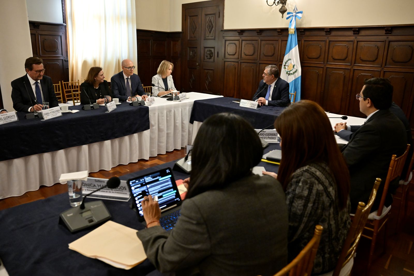 El presidente Bernardo Arévalo, durante la reunión con miembros de la misión de la OEA para la observación de las elecciones de segundo grado.