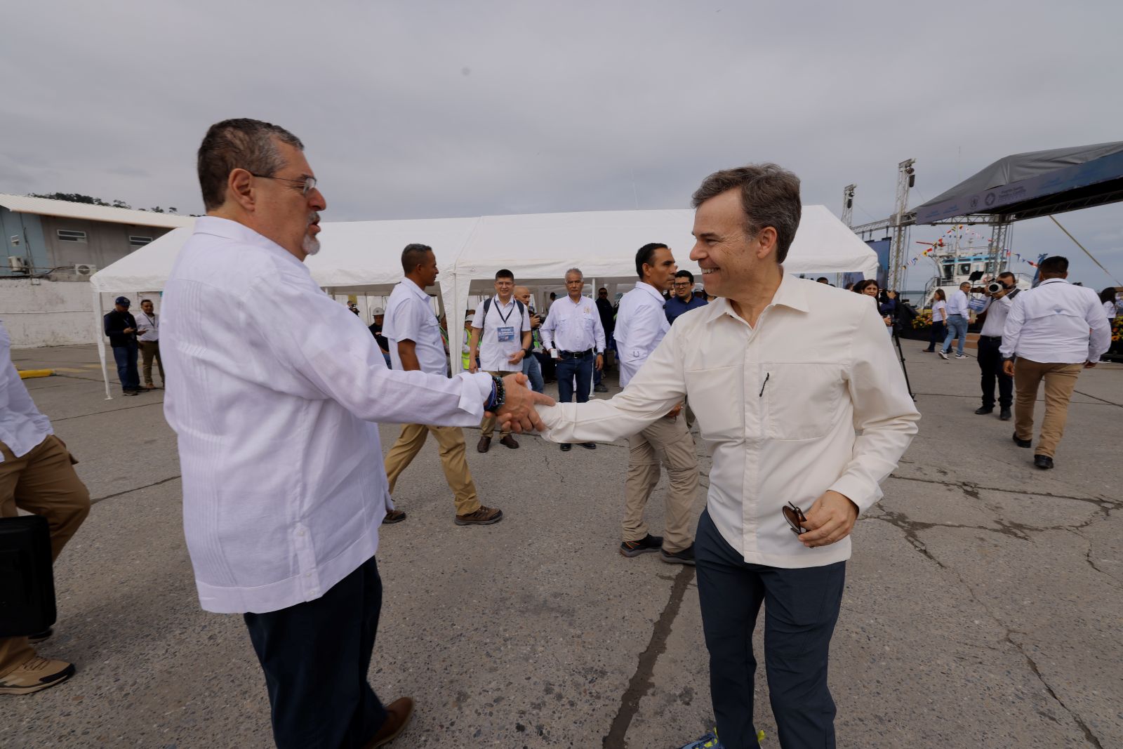 El presidente Bernardo Arévalo saluda al encargado de negocios de la Embajada de Estados Unidos, John Barrett, durante el acto del miércoles en el puerto Santo Tomás de Castilla.