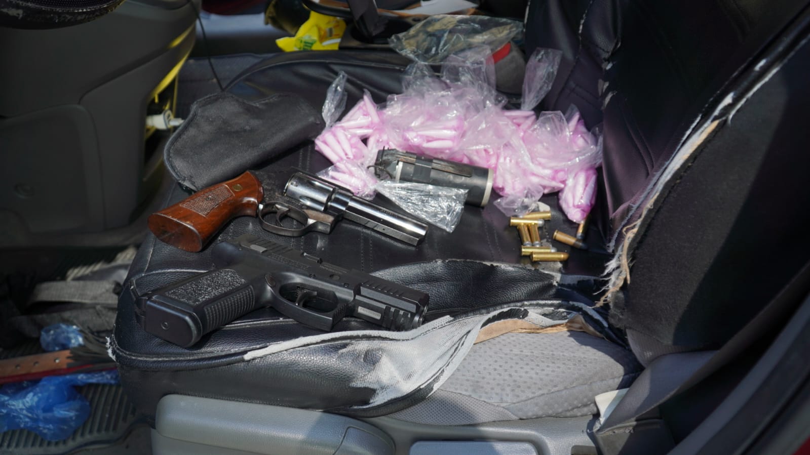 Armas, drogas y objetos que pareja transportaba en la camioneta en la que se conducían.