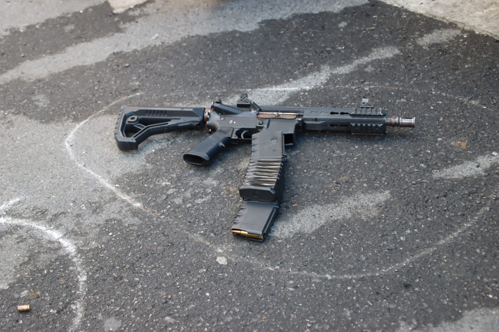 Una de las armas con los que los terroristas atacaron a agentes de la PNC.