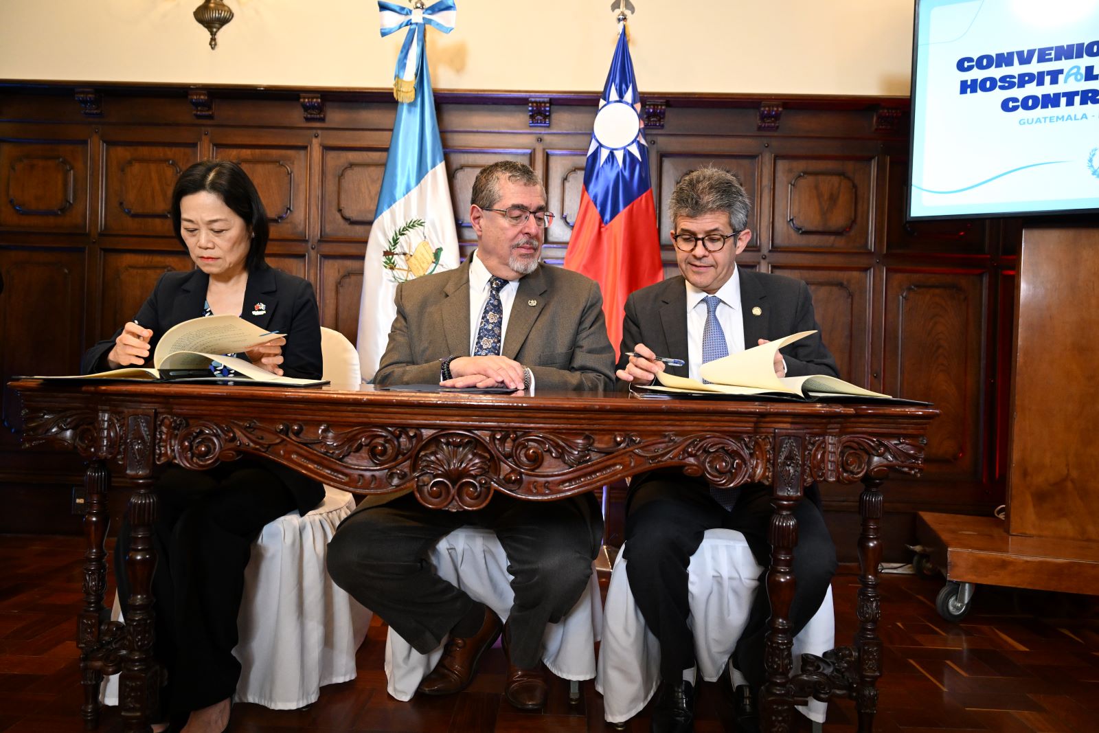 La embajadora de la República de China (Taiwán), el presidente Bernardo Arévalo, y el ministro de Salud, durante la firma de convenio para la construcción del hospital contra el cáncer.