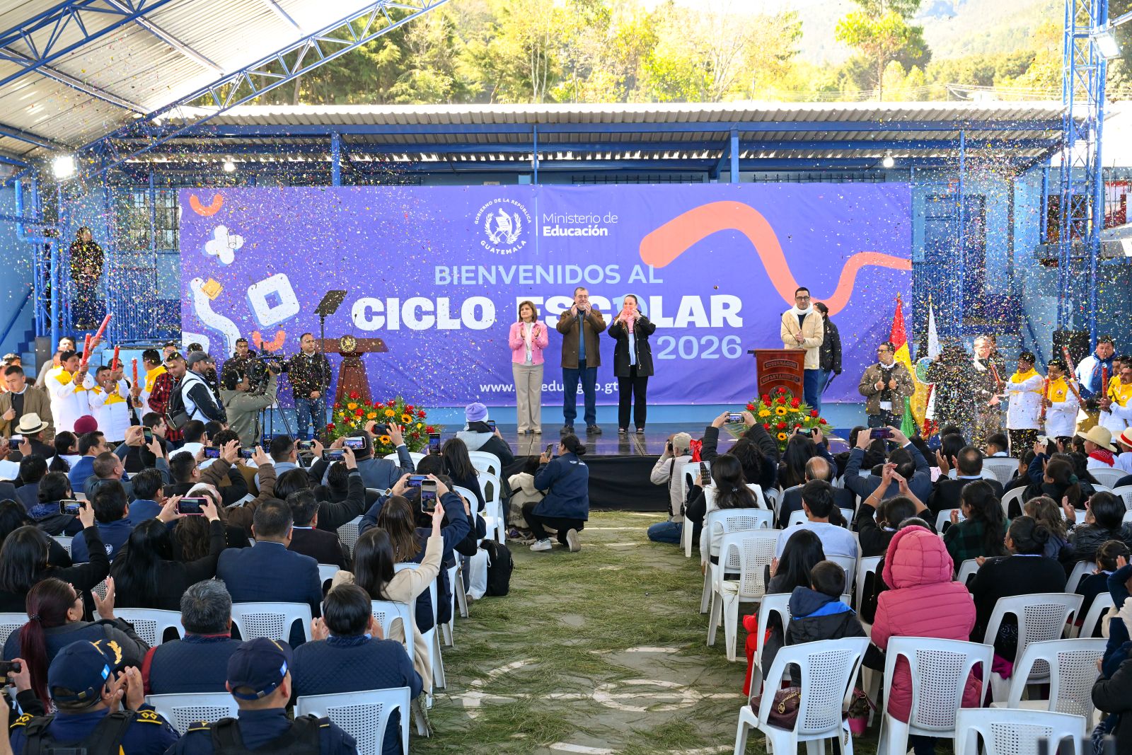 El presidente Bernardo Arévalo, la vicepresidenta Karin Herrera y la ministra de Educación, Anabella Giracca, durante la inauguración del ciclo escolar 2026, en San Marcos.