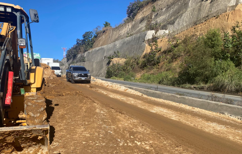 Caminos desarrolla trabajos de limpieza en el libramiento de Chimaltenango./Foto: CIV.