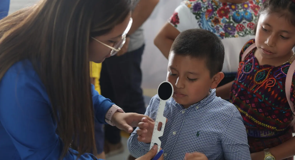 Especialistas recomiendan verificar si los menores necesitan ayuda oftalmológica en su regreso a clases. (Foto: MSPAS)