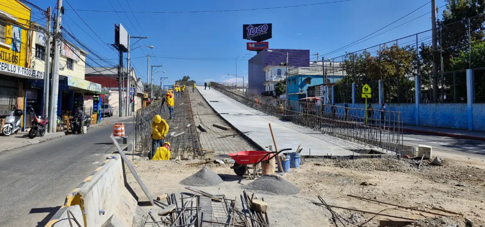 La construcción del paso a desnivel de la calzada Roosevelt avanza con la instalación de iluminación y concreto en rampas. (Foto: CIV)