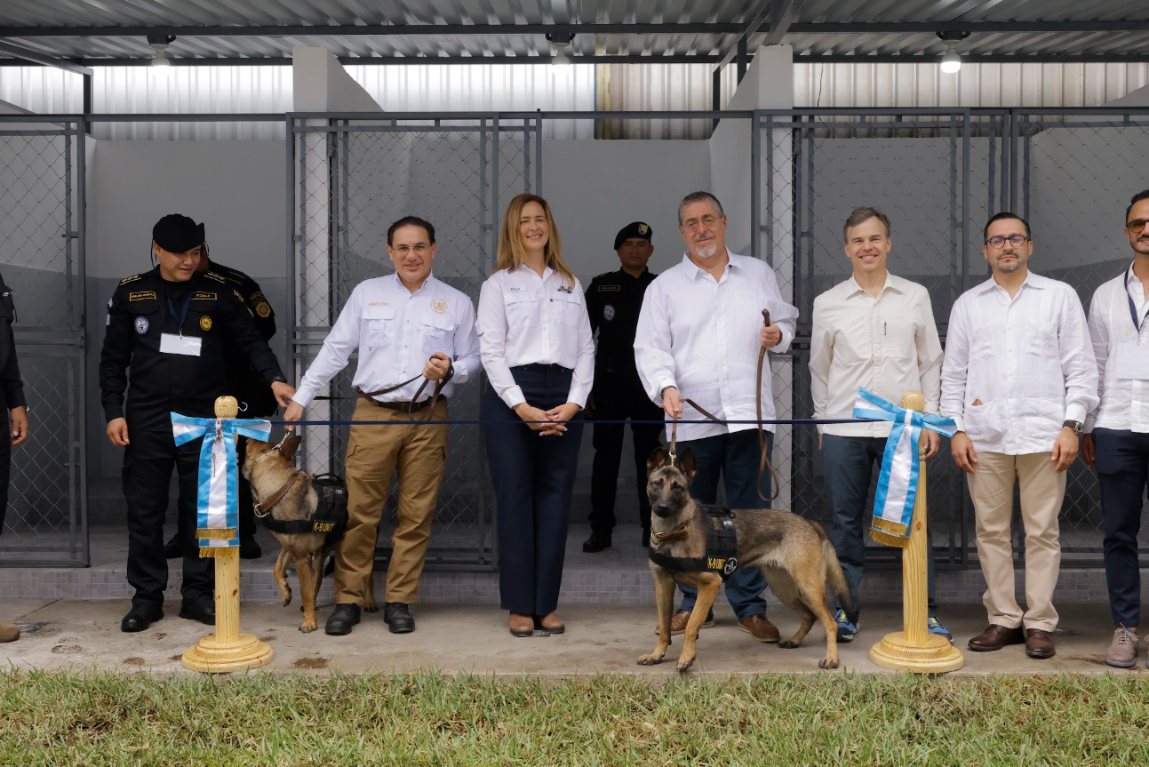 Estados Unidos entregó dos perros entrenados para fortalecer la seguridad en puerto Santo Tomás de Castilla. / Foto: Alex Jacinto.