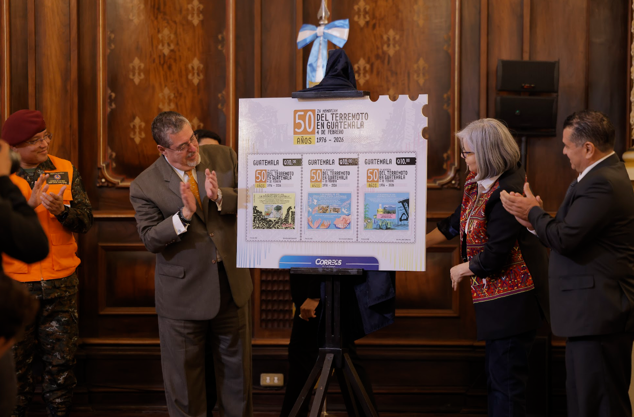 Develan sellos postales conmemorativos a 50 años del terremoto de 1976. / Foto: Gobierno de Guatemala.