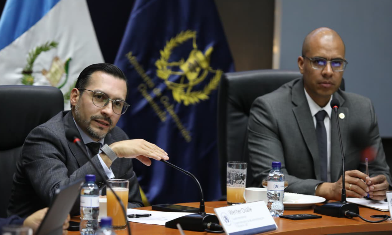 Ovalle titular de la SAT y Cruz viceministro de Antinarcóticos y Seguridad Fronteriza. / Foto: Mingob