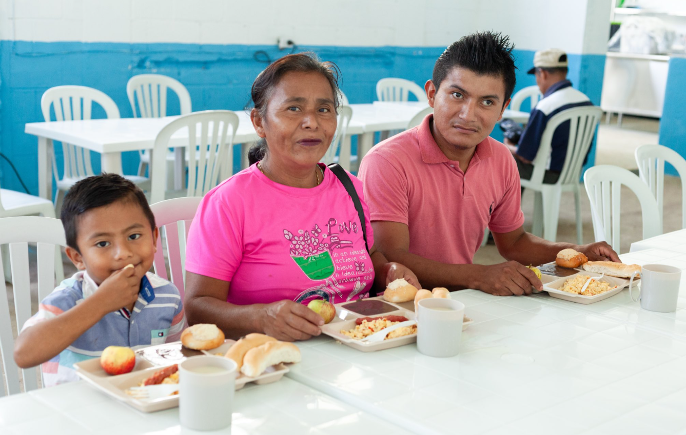 Mides lleva alimentación digna a través de su programa de Comedores Sociales./Foto: Mides.