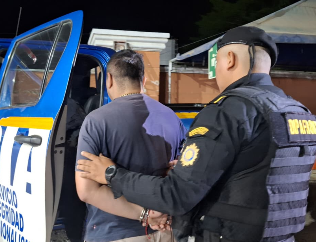El detenido fue identificado como César N, de 37 años, quien se movilizaba a bordo de un vehículo tipo picop. / Foto: PNC