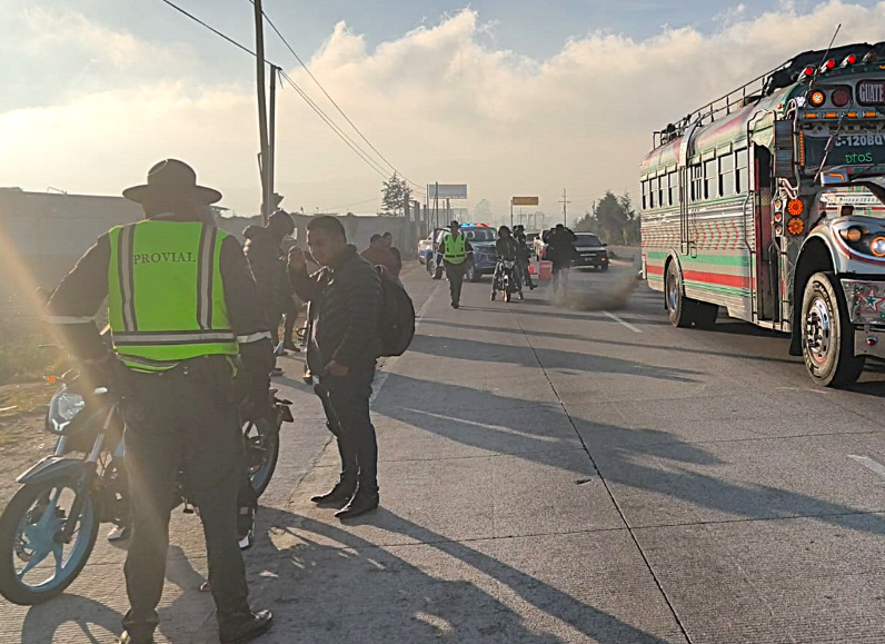 Provial y el Departamento de Tránsito de la PNC accionan contra las carreras clandestinas en la ruta Interamericana. / Foto: Provial.