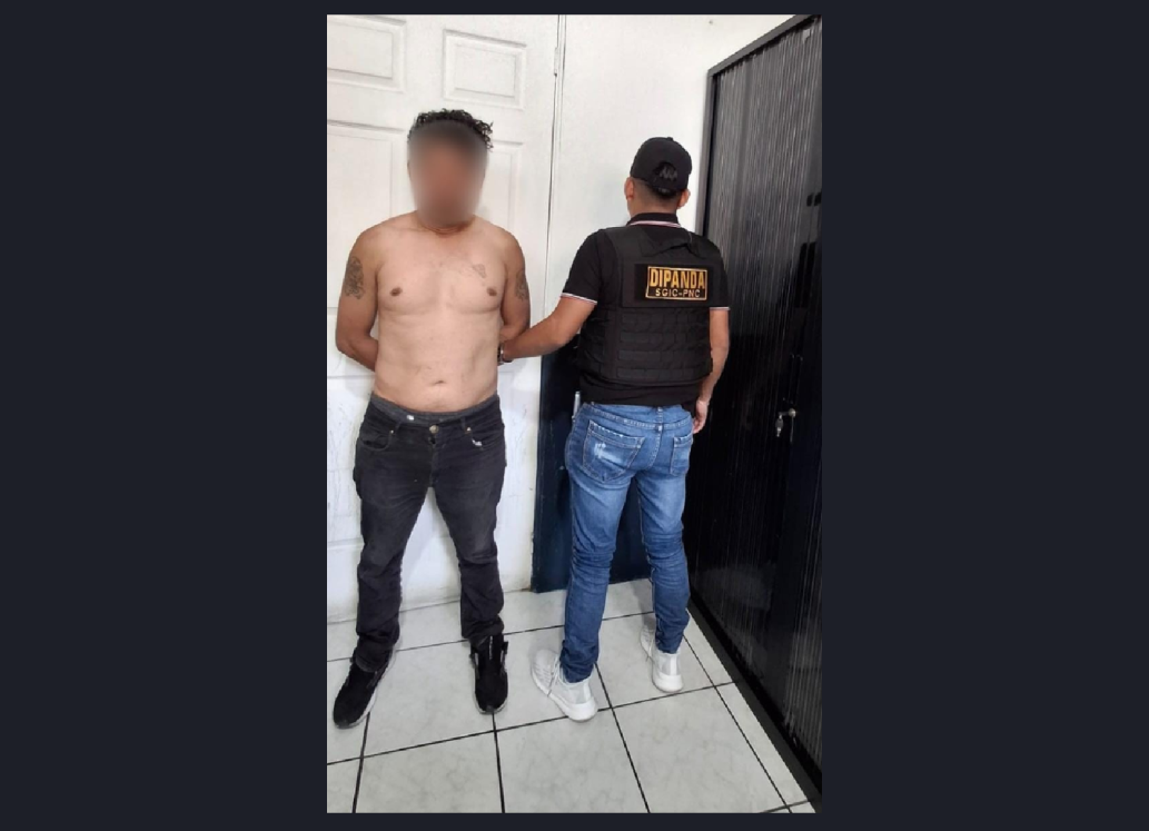 El expulsado fue identificado como Yovanny Antonio Mejía Rivera, de 45 años, señalado como pandillero terrorista del Barrio 18. / Foto: PNC