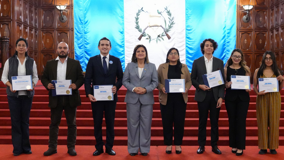 Vicepresidenta entrega reconocimientos a madrinas, padrinos y aliados de los Clubes de ciencias. (Foto: vicepresidencia)