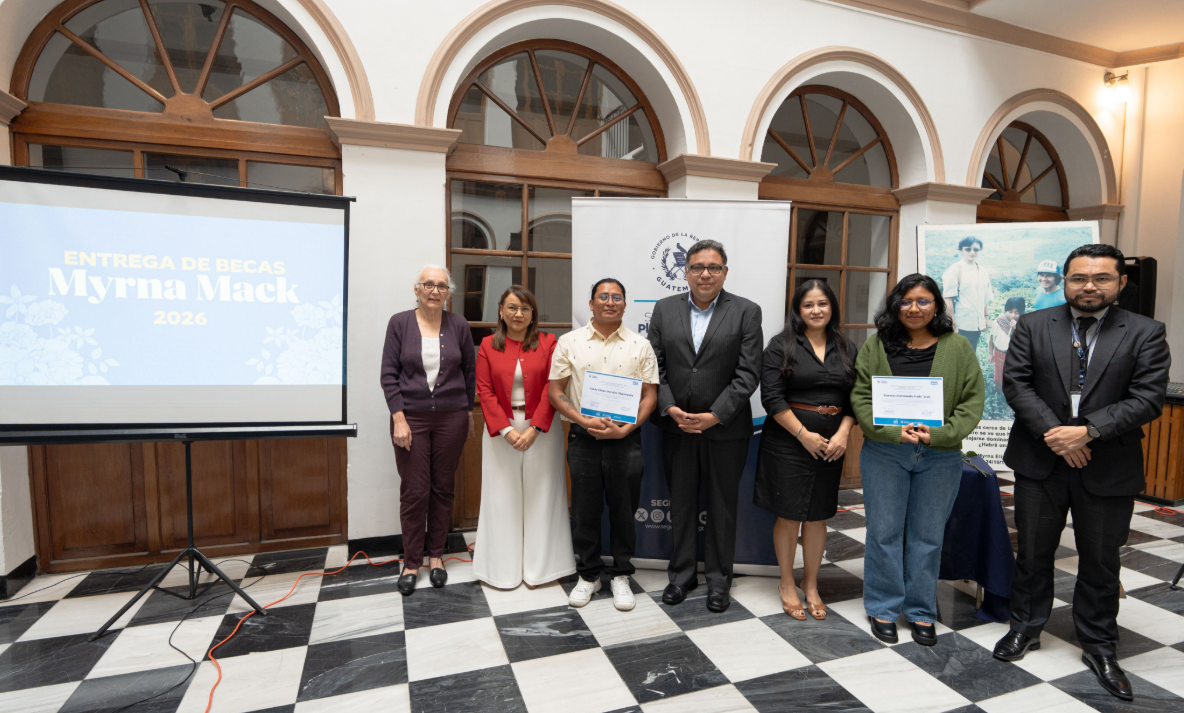 Segeplan entrega Beca Myrna Mack a dos estudiantes de antropología de la Usac