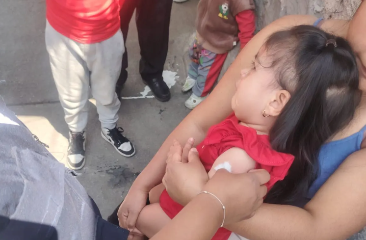 Refuerzan esquemas de inmunización infantil en diferentes zonas de la capital