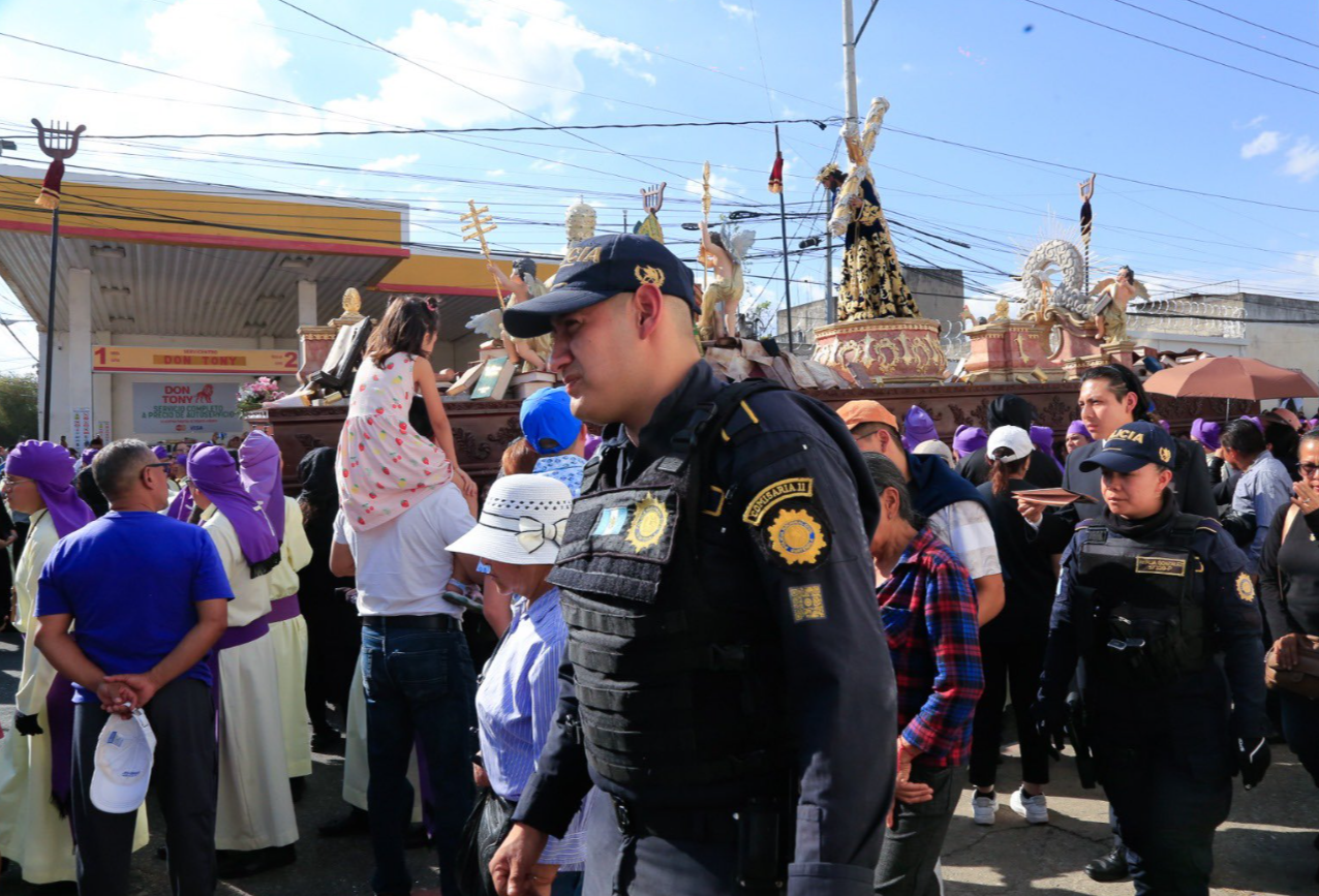Despliegue de agentes de la PNC en el Solemne Cortejo Procesional de Jesús Nazareno del Consuelo del Templo de la Recolección. / Foto: PNC
