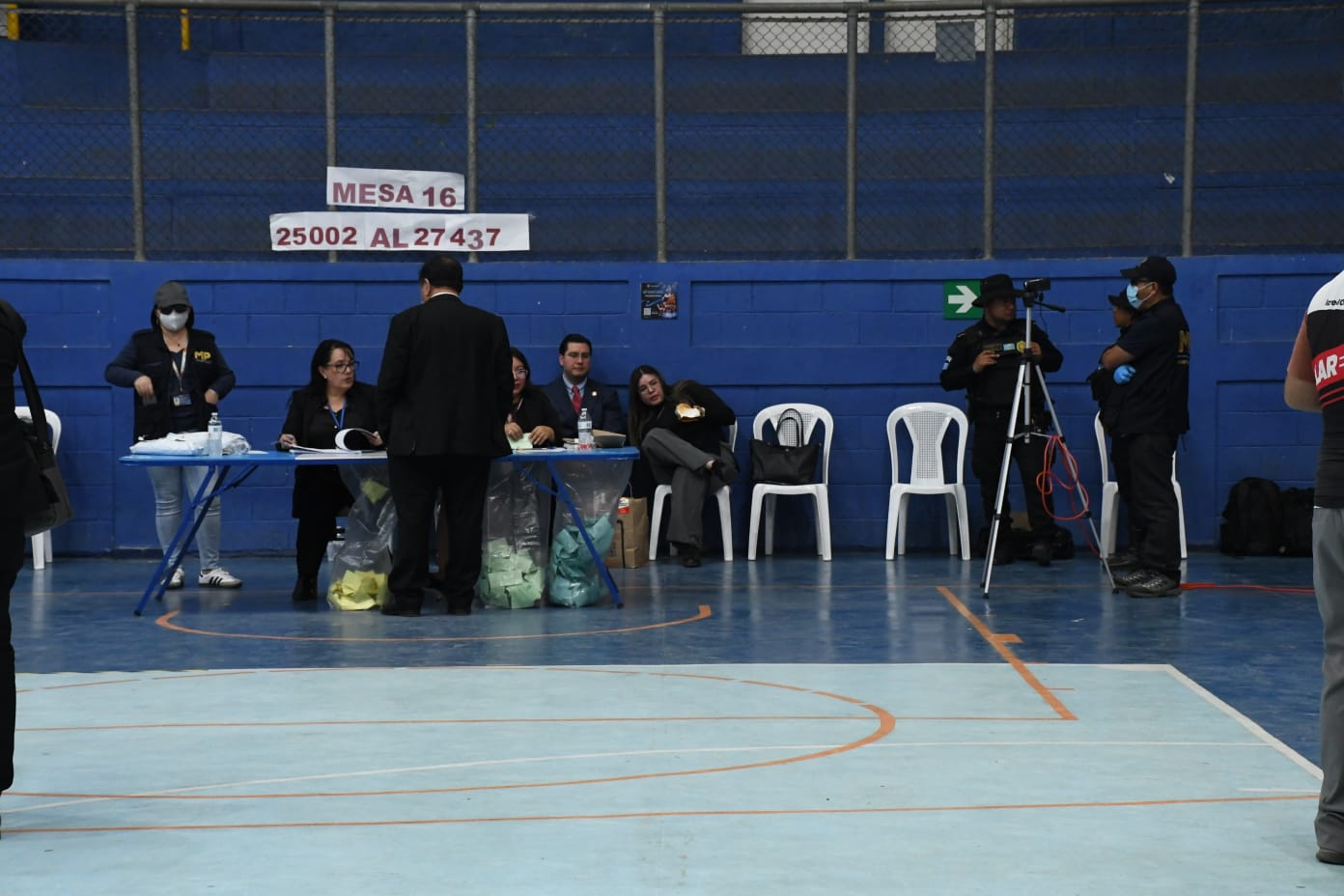 Pese a presencia del MP, abogados ejercen su voto en elección del CANG para magistrados de la CC