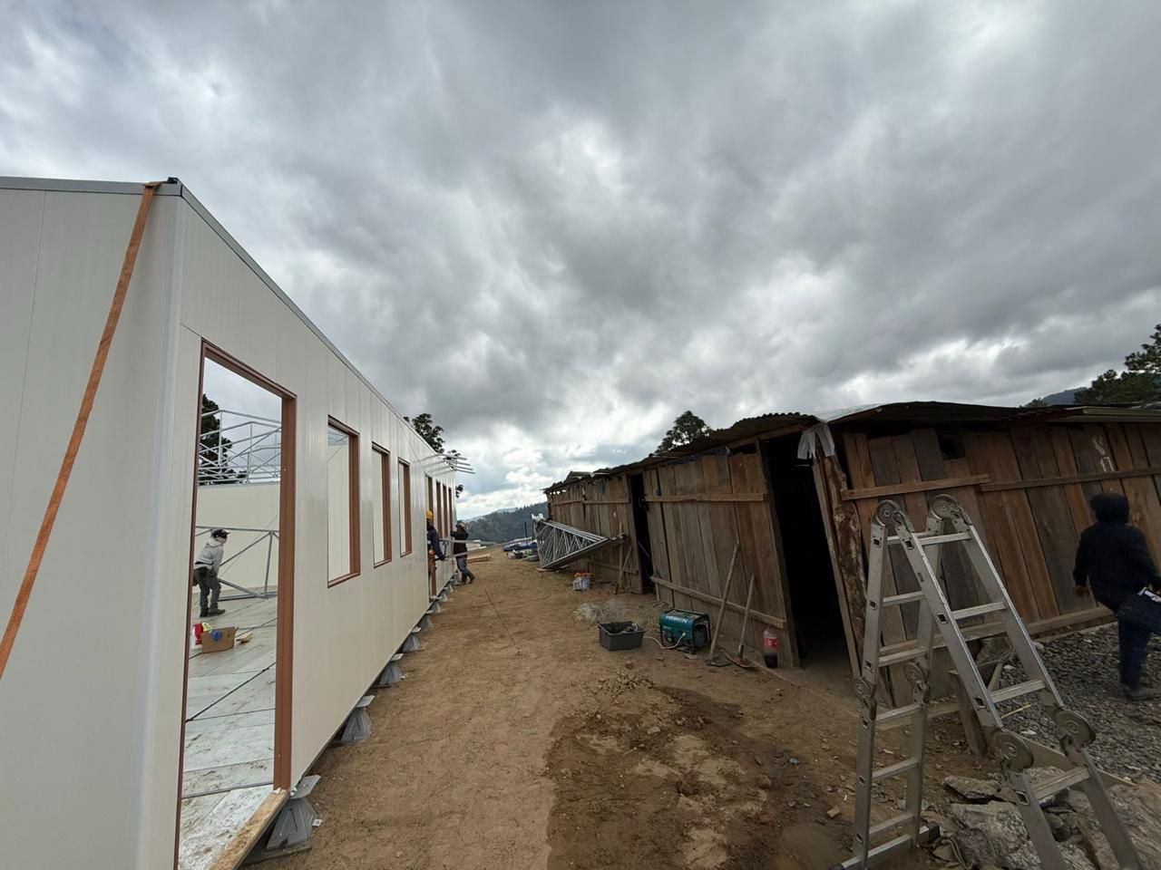 Unidad de Construcción de Edificios del Estado avanza en la construcción de módulo prefabricado en Baja Verapaz. (Foto: UCEE)