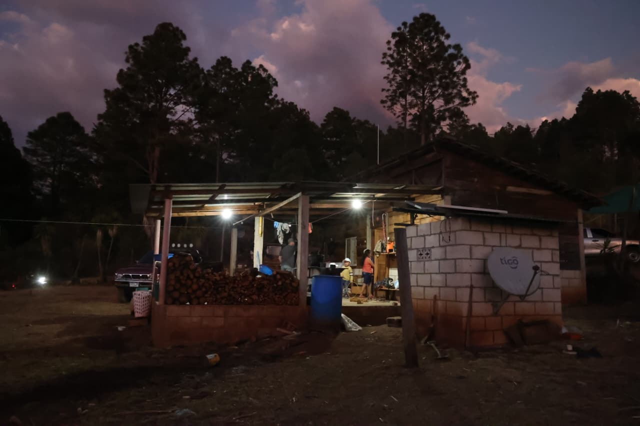 Inauguran proyecto de electrificación rural en Quetzaltenango. (Foto: INDE)