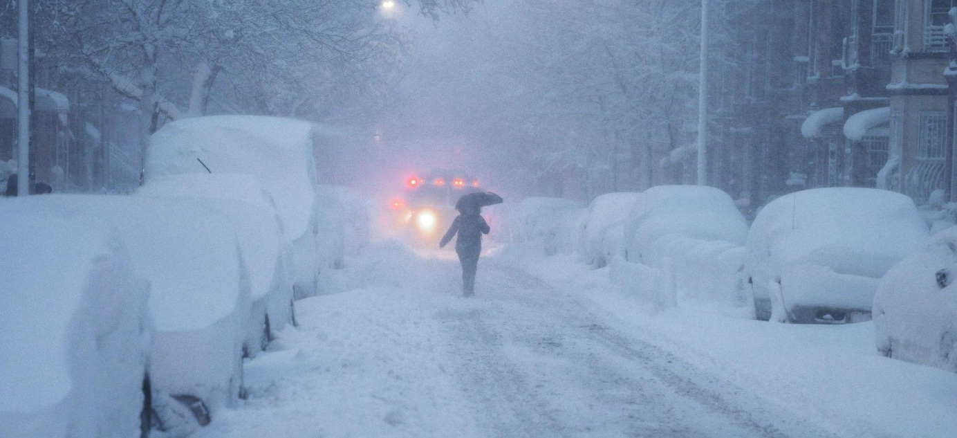 La nevada ha dejado acumulación de nieve en las calles que supera los 60 centímetros y paralizado la ciudad de Nueva York.