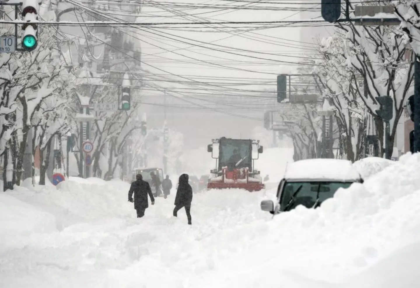 Las fuertes nevadas en Japón han dejado muertos y heridos y han causado estragos en ciudades y carreteras.