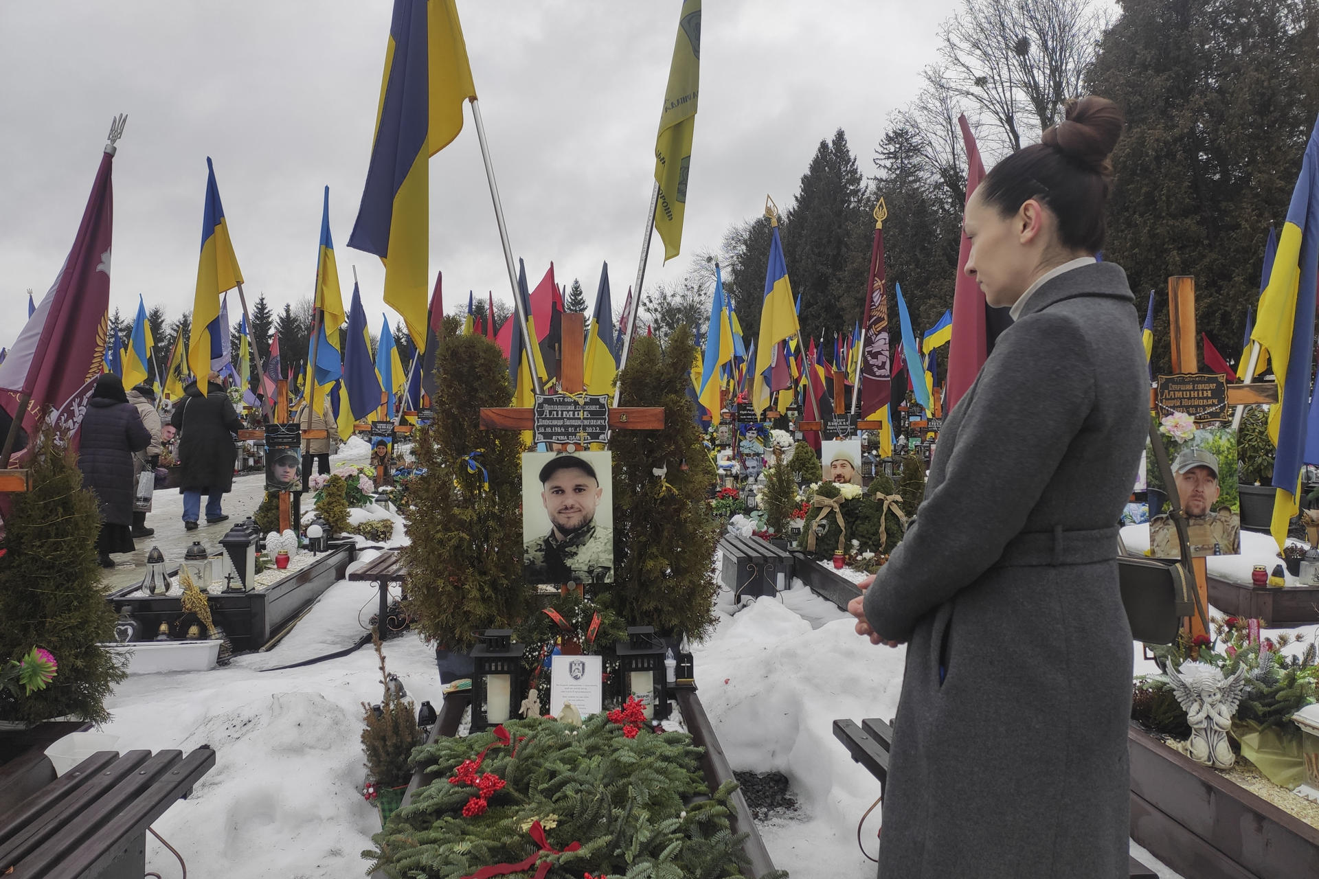 Irina Farion, de 40 años, viuda del soldado voluntario ucraniano Oleksandr Alimov, visita su tumba en el cuarto aniversario de la invasión rusa en Ucrania.