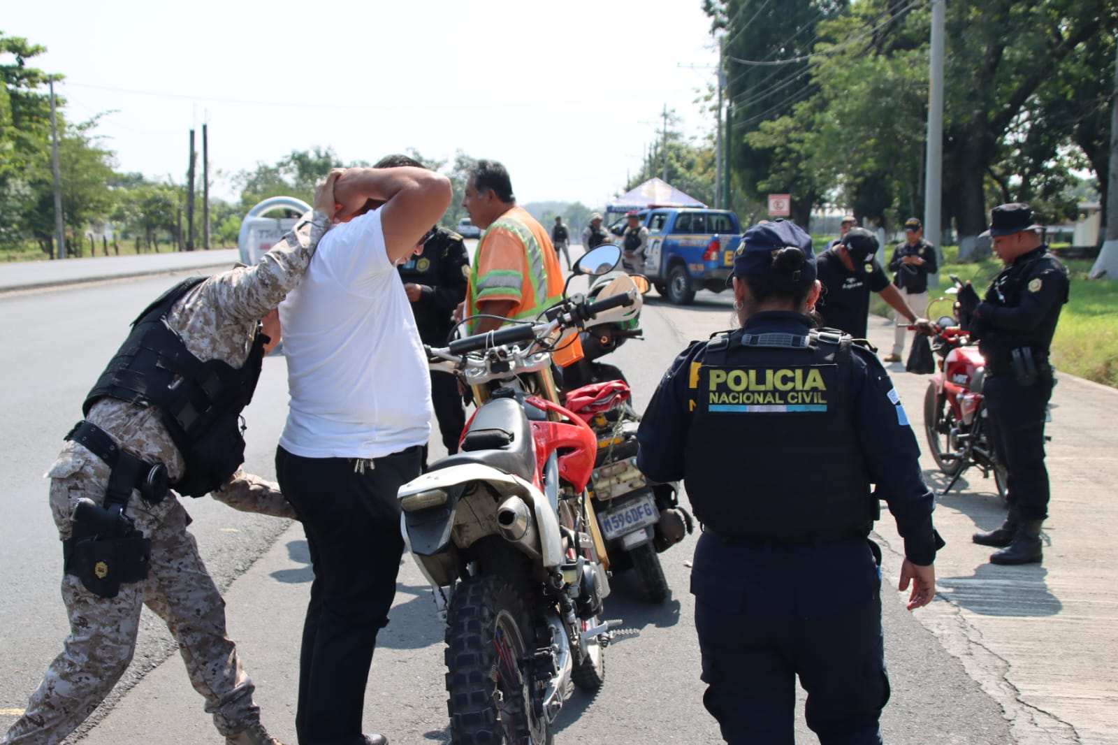 Operativos de revisión en el marco de la Operación Centinela. / Foto: PNC