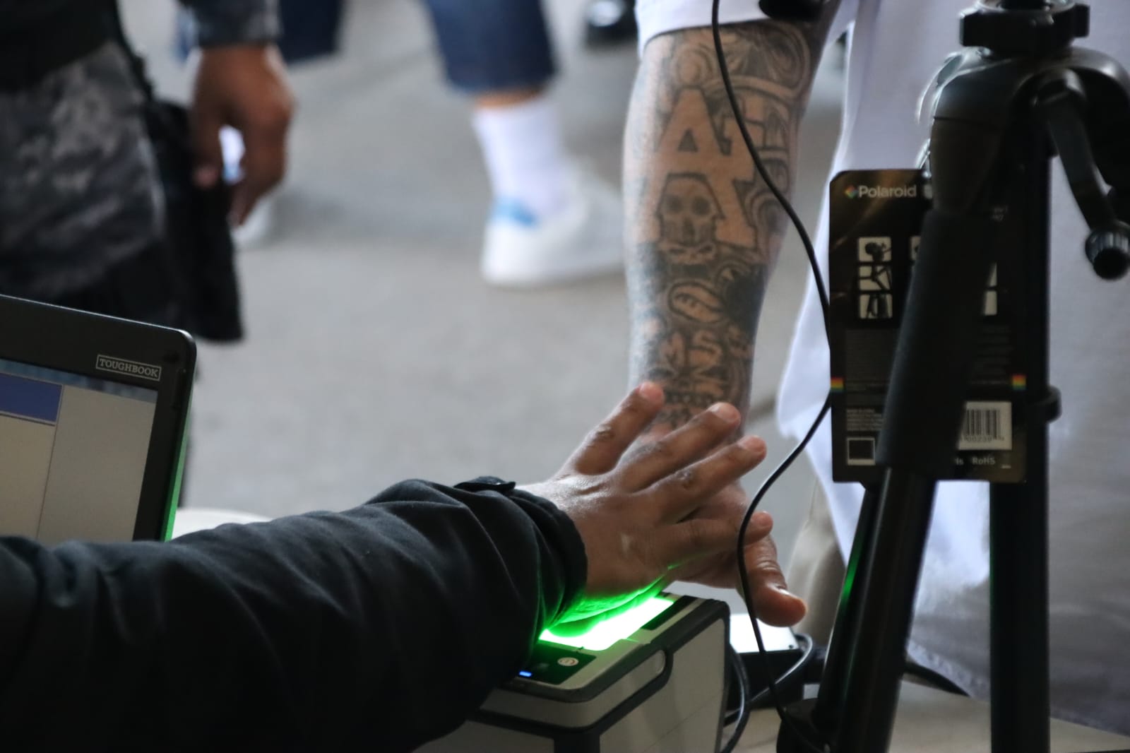 La identidad de cada recluso fue verificada mediante la lectura de huellas dactilares, utilizando dispositivos biométricos MI-3, y cotejada con la base de datos oficial del Renap. / Foto: PNC.