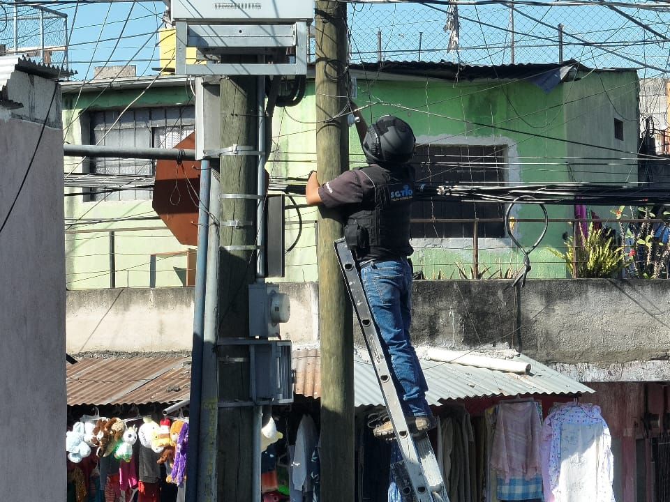 Retiran cámaras de vigilancia atribuidas a las pandillas en la zona 18. / Foto: PNC.