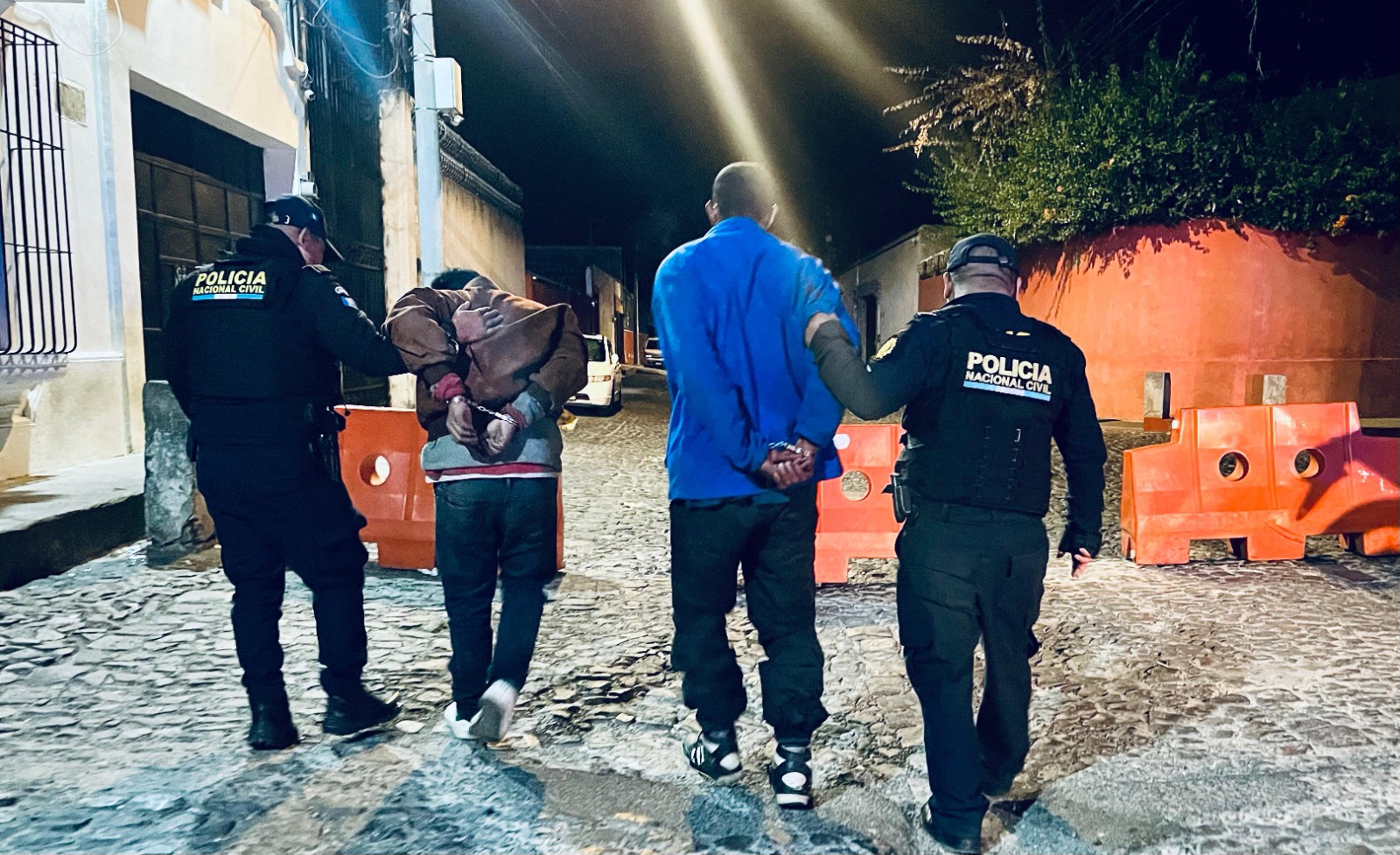 En respuesta a una denuncia ciudadana, agentes de la PNC lograron la captura de dos presuntos saqueadores de vehículos en la calle Belén, en Antigua Guatemala. / Foto: PNC