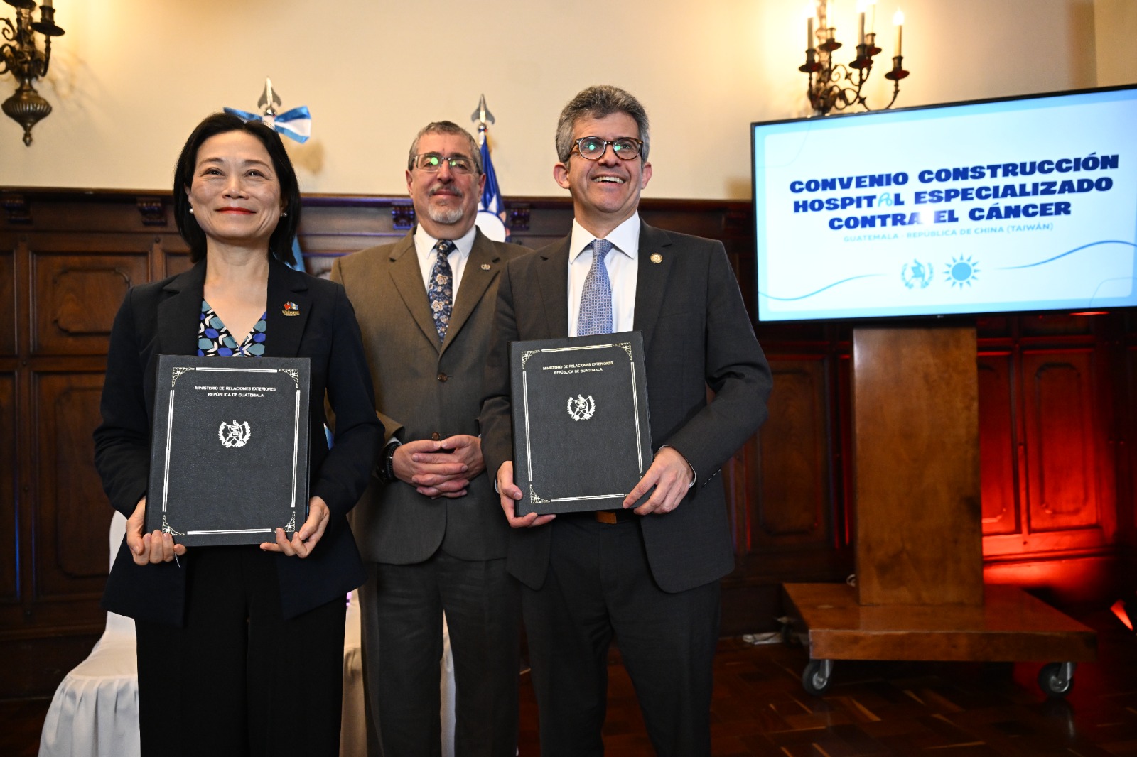 Gobierno de Guatemala y Embajada de la República de China-Taiwán firman acuerdo para la construcción del hospital especializado contra el cáncer. (Foto: Byron de la Cruz)