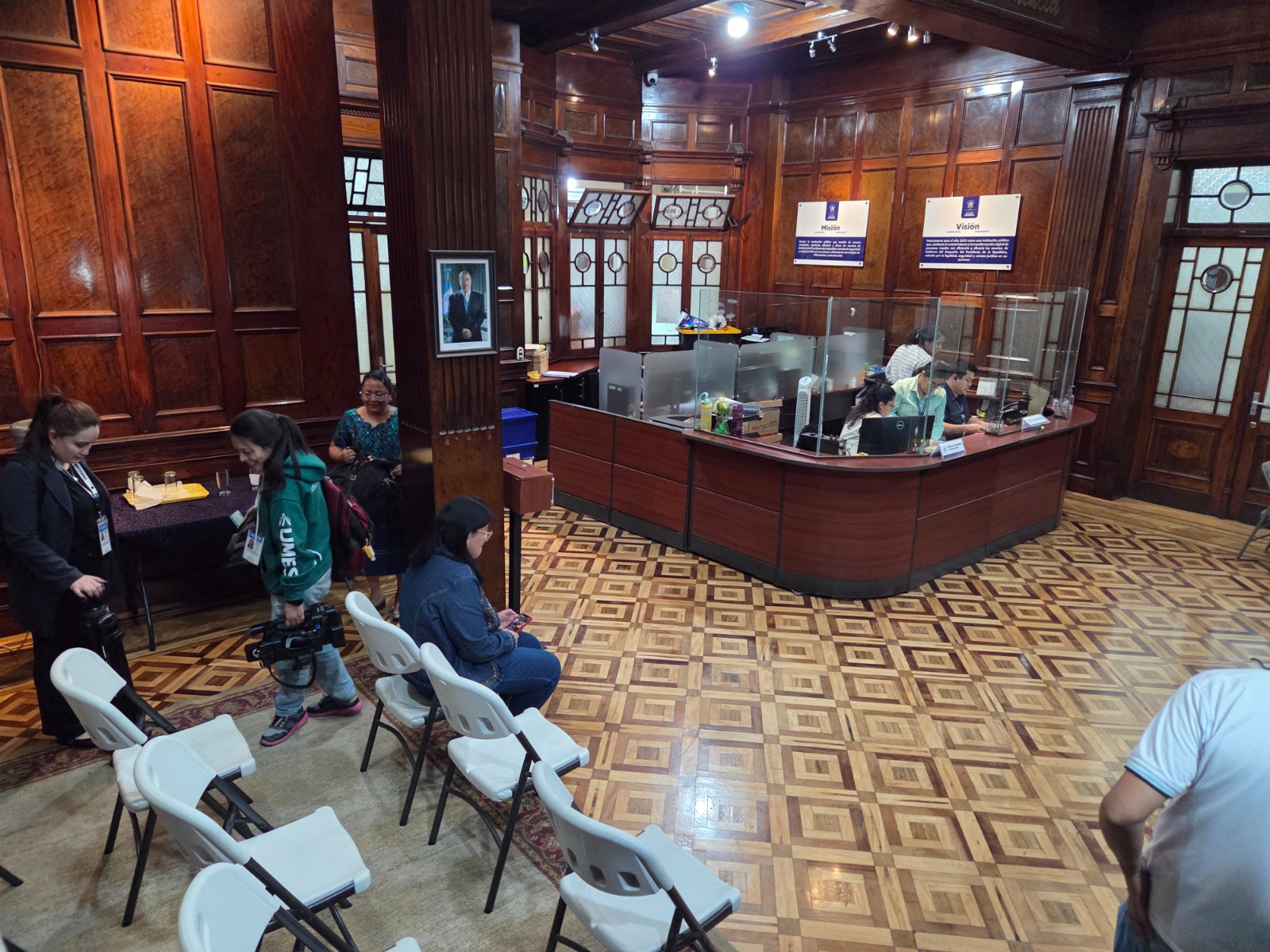 Reciben expedientes para un magistrado titular y un suplente de la Corte de Constitucionalidad. / Foto: Secretaría Privada de la Presidencia.