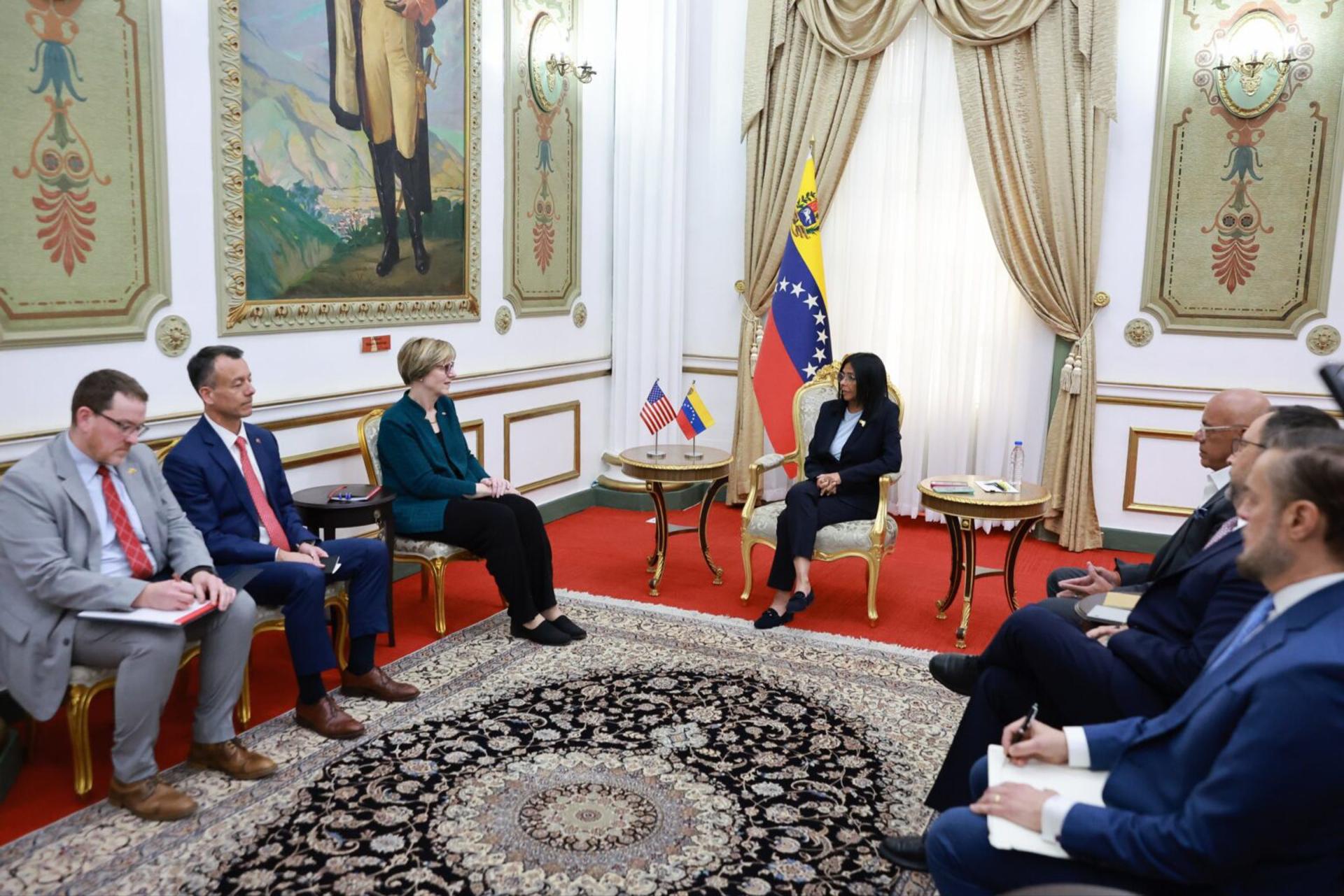 Delcy Rodríguez se reúne con la nueva encargada de negocios de EE. UU. en Venezuela