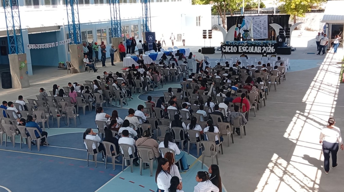 Claustro de maestros, estudiantes y padres de familia dan la bienvenida al ciclo escolar en Zacapa