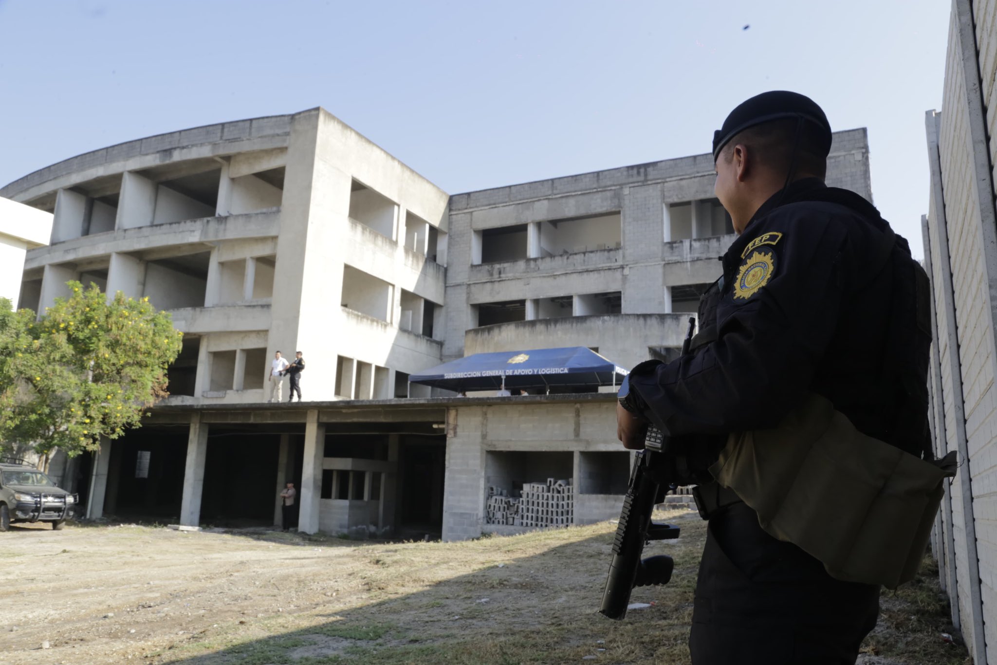 Ministro de Gobernación supervisa avance de nueva Comisaría 15 de la PNC en Villa Nueva