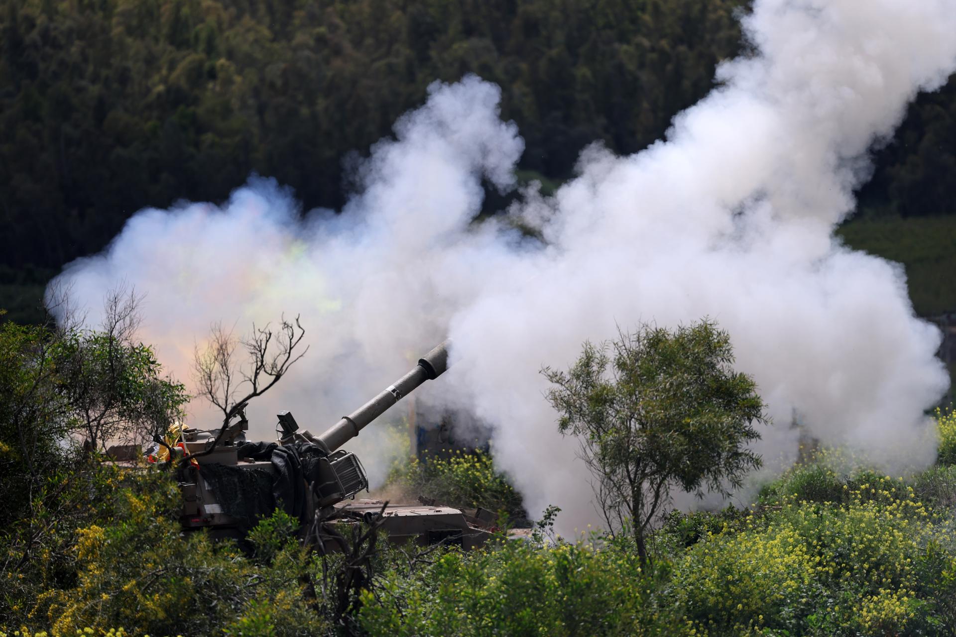 Una unidad de artillería israelí desplegada en la frontera entre Israel y Líbano bombardea objetivos al otro lado de la frontera en Líbano, al norte de Israel, el 31 de marzo de 2026. / Foto: EFE.