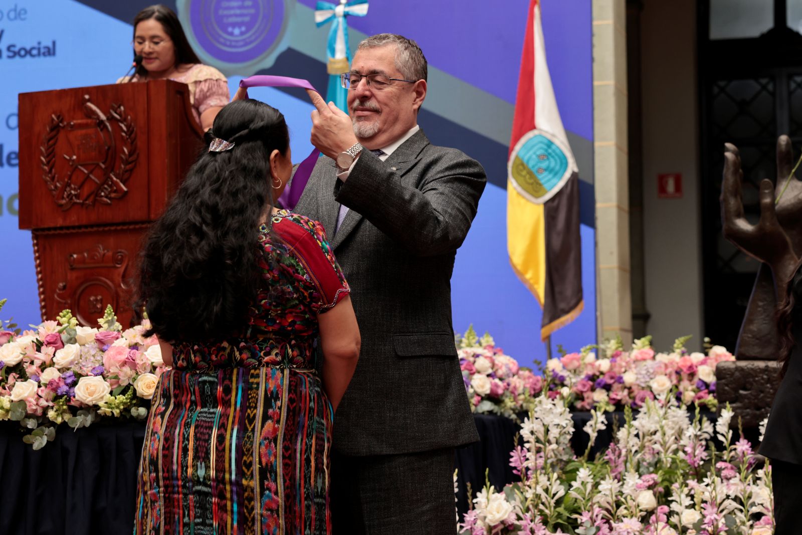 El presidente Arévalo impone medalla a una de las galardonadas con la Orden a la Excelencia Laboral.