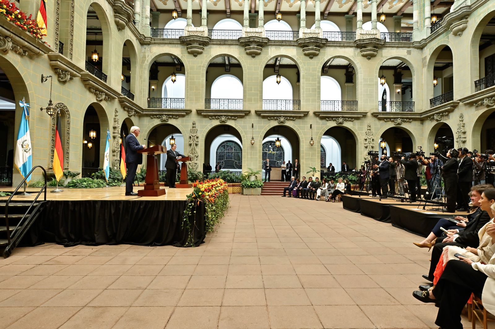 Los presidentes de Guatemala y Alemania, durante la conferencia de prensa que brindaron en el Palacio Nacional de la Cultura.