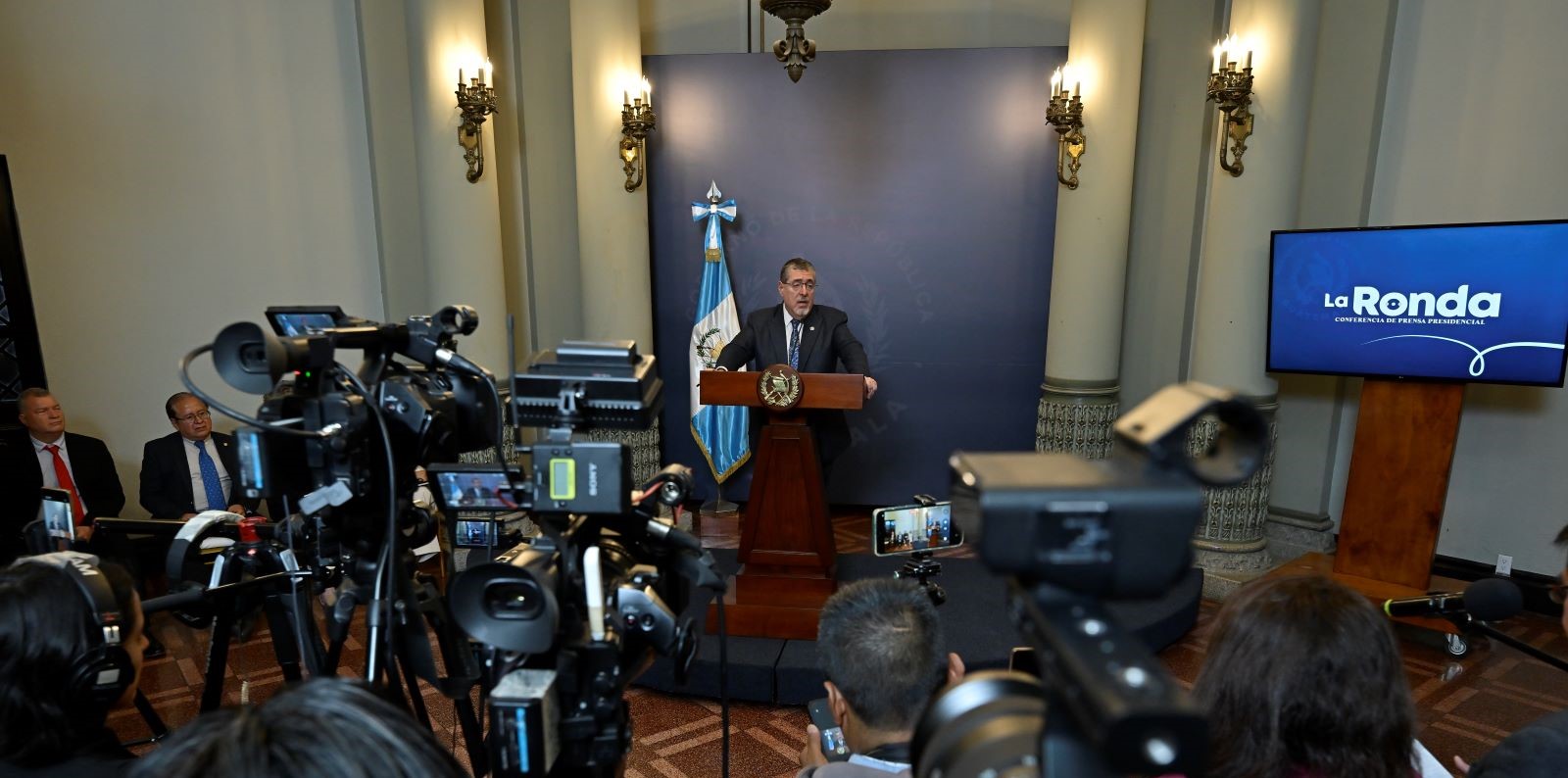 Presidente Arévalo afirma que se combatirá de manera firme la especulación que suba precios de combustibles