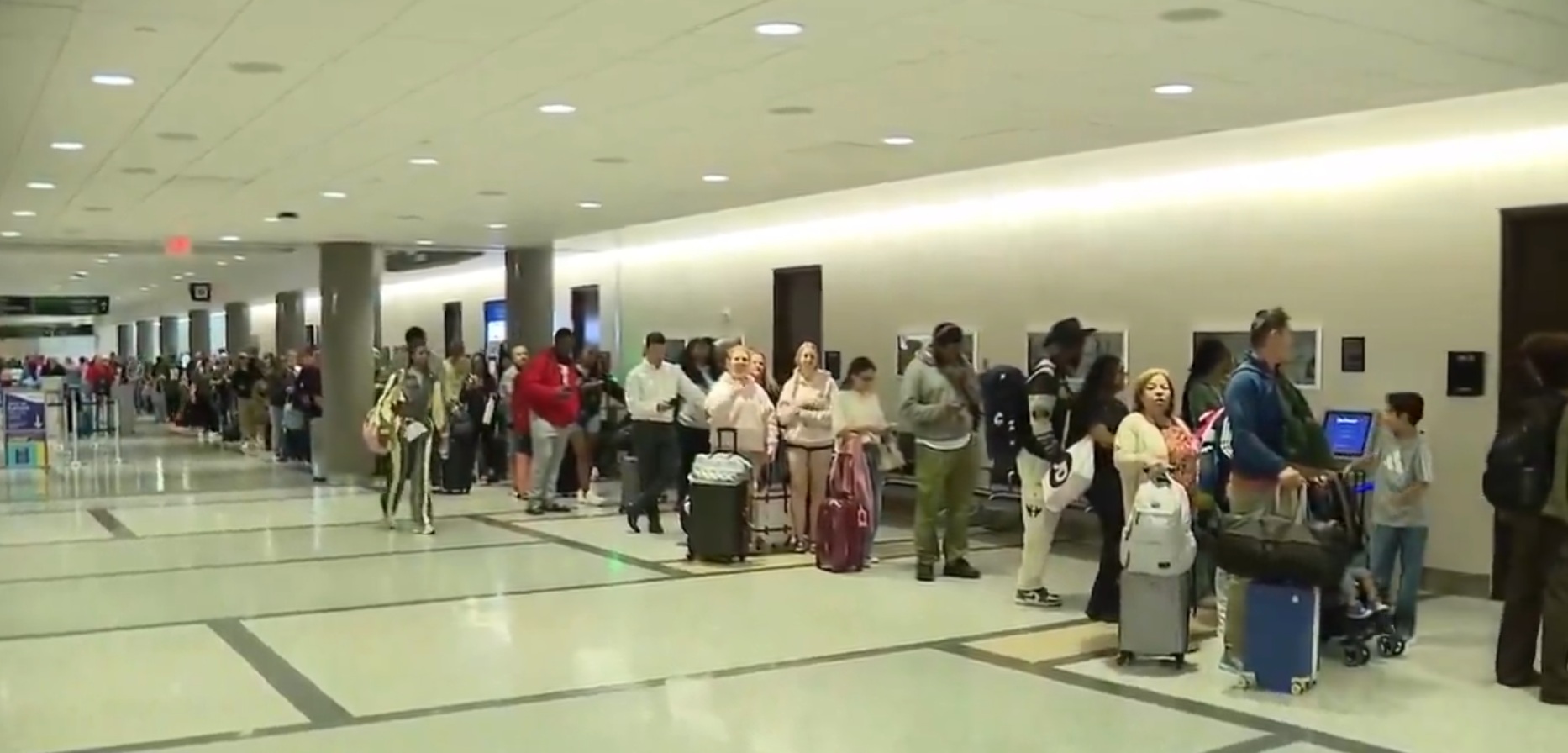 Largas filas se forman en diferentes aeropuertos de EE. UU., como en el de Houston (en la imagen) a causa del cierre del Departamento de Seguridad Nacional.