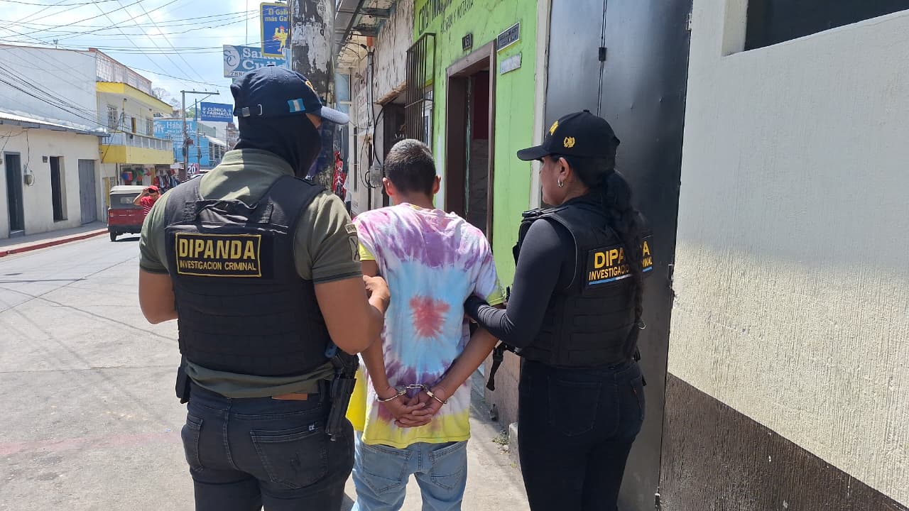 Agentes de Dipanda conducen a uno de los detenidos por el caso de desaparición de una mujer.