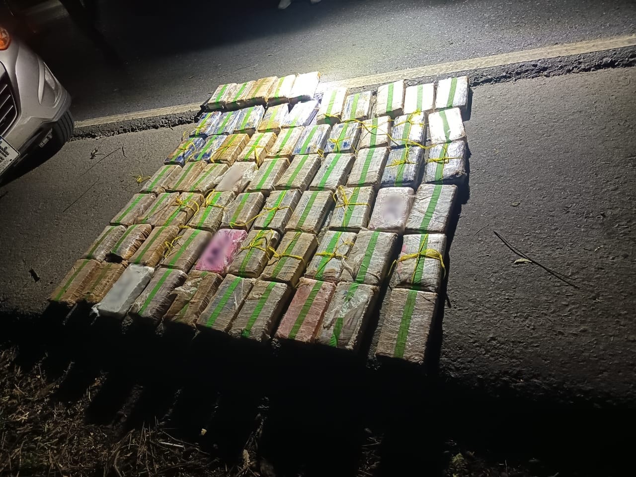 Autoridades localizan 65 paquetes de cocaína y capturan a cinco personas en Izabal