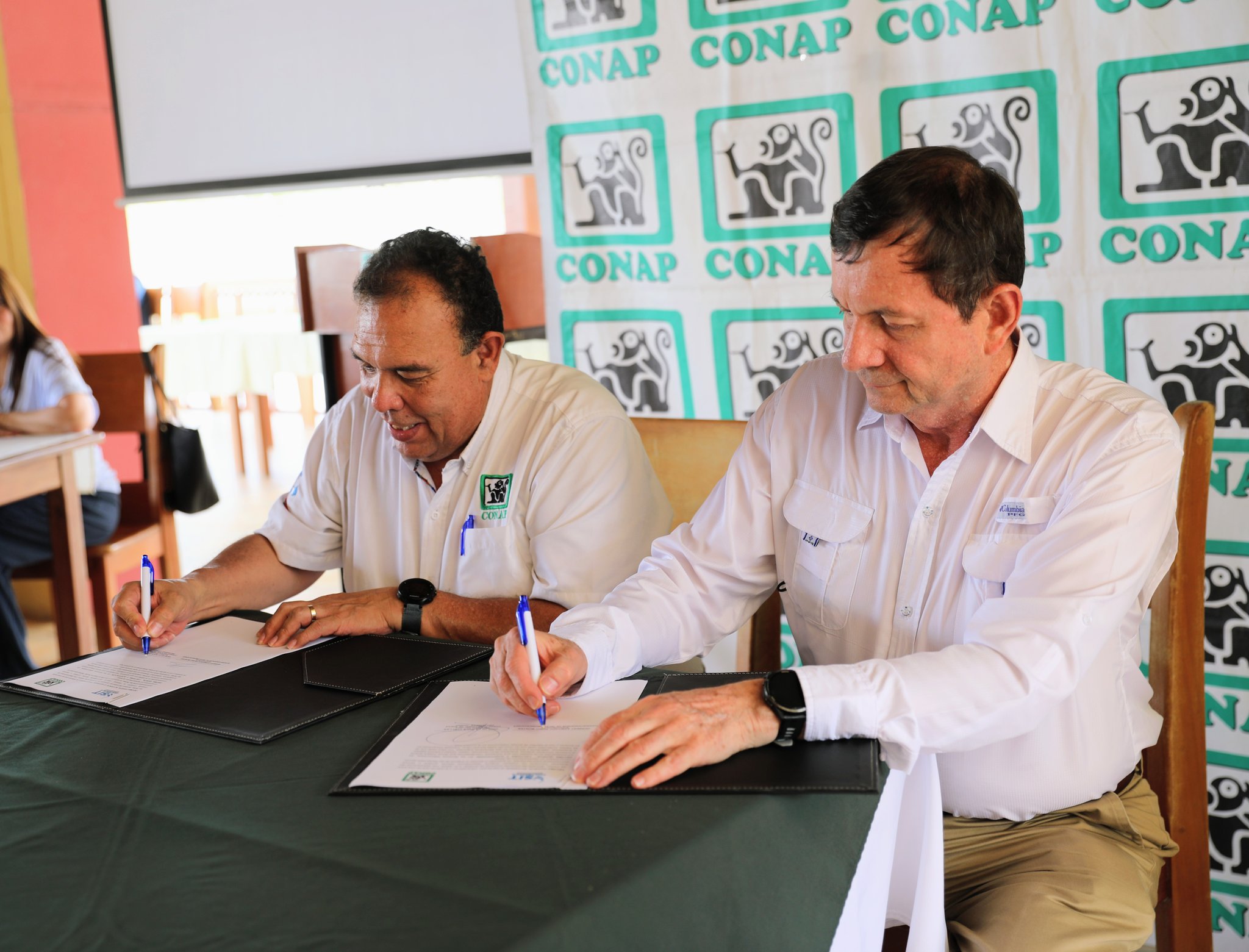 El director del Conap y el superintendente de Telecomunicaciones, firman convenio para la conectividad digital del Sigap.