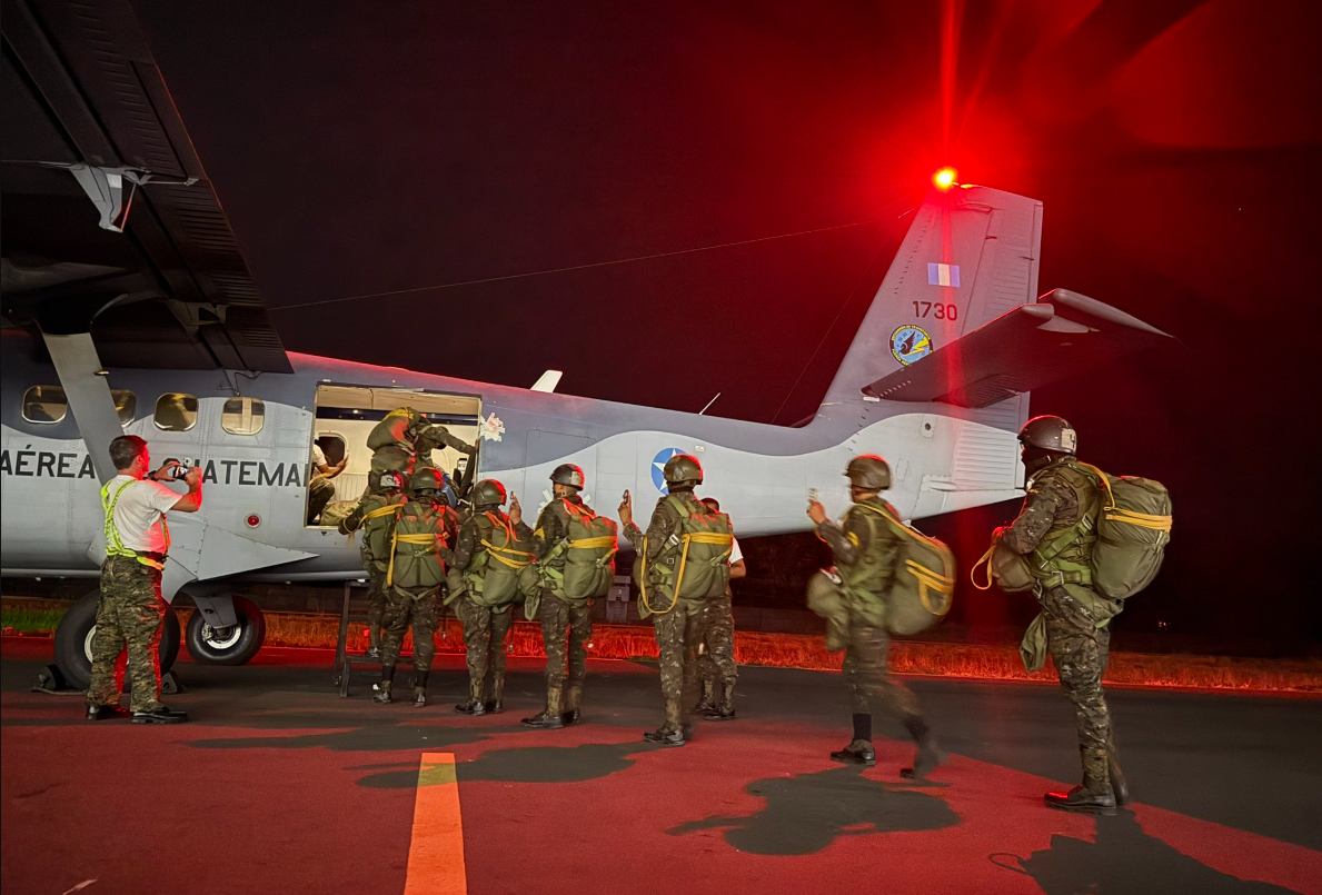 Ejército de Guatemala refuerza seguridad fronteriza con salto aerotransportado en la frontera con México