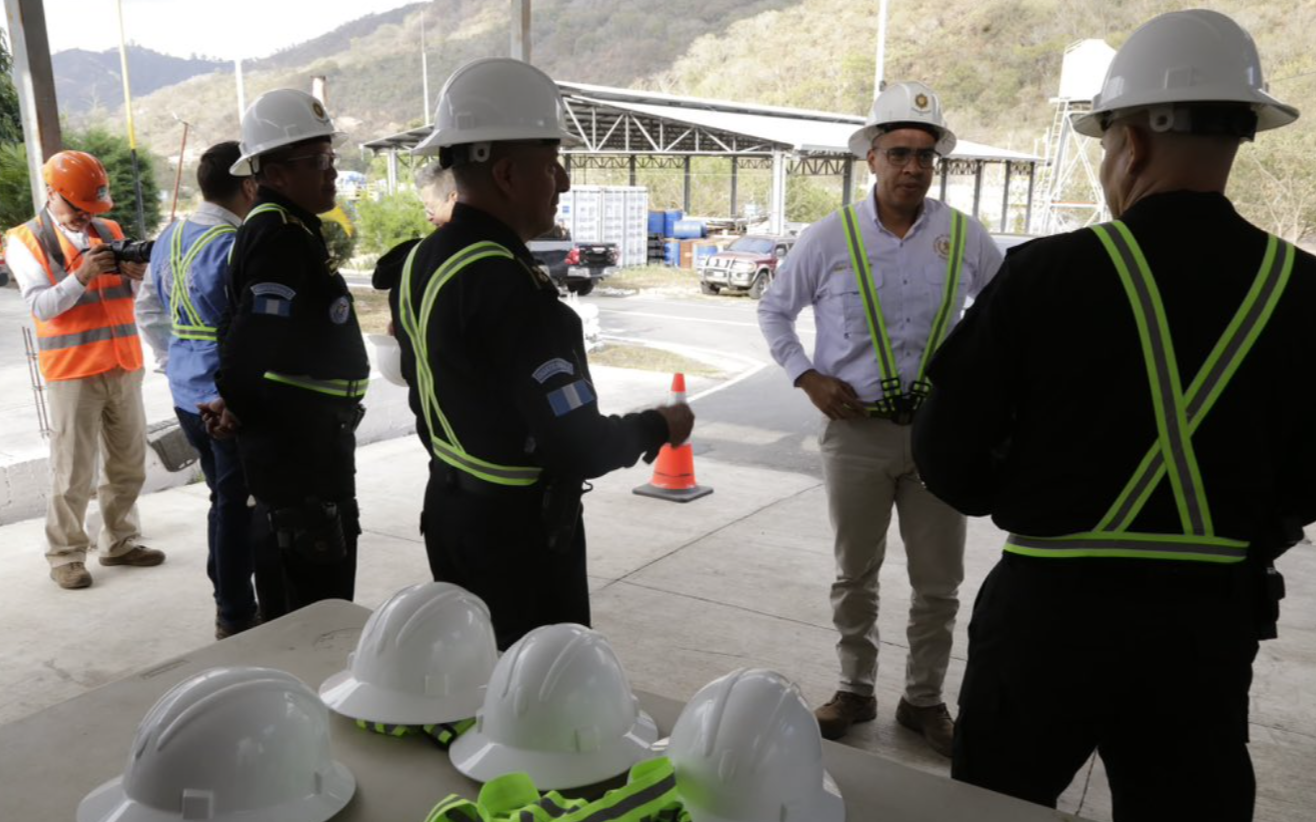 Viceministro de Antinarcóticos supervisa planta de tratamiento de químicos incautados al narcotráfico