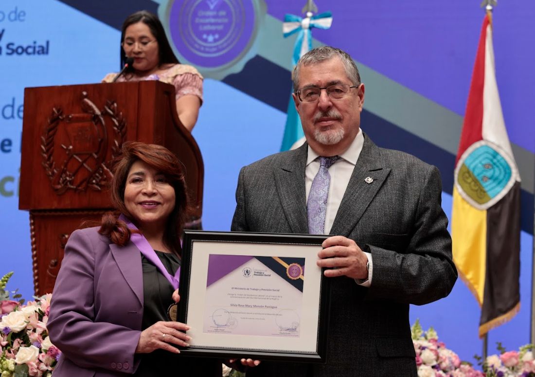Silvia Monzón, condecorada con la Orden de Excelencia Laboral./Foto: Analí Camey,