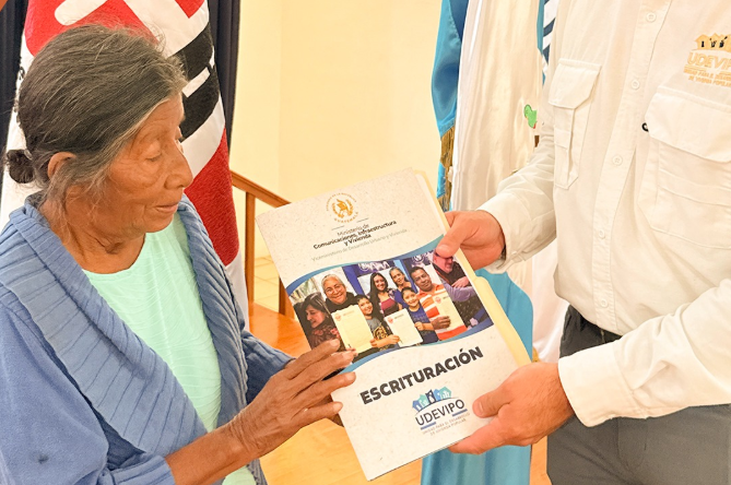 Udevipo entrega escrituras de vivienda a pobladores de Zacapa./Foto: CIV.